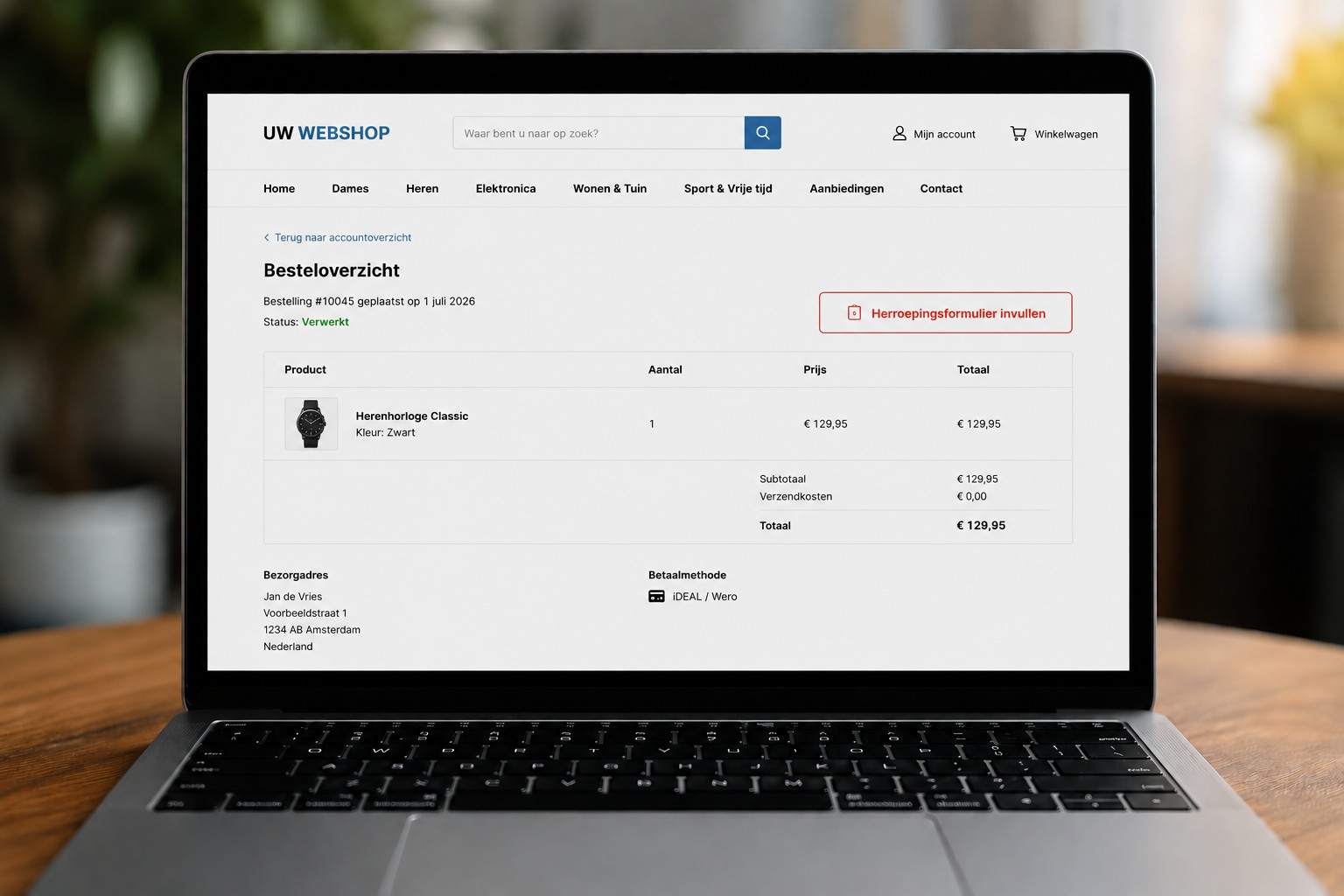 een laptop op een houten tafel met een webshop-besteloverzicht op het scherm. Op de bestelpagina staat een duidelijk zichtbare herroepingsknop en de betaalmethode iDEAL / Wero weergegeven.